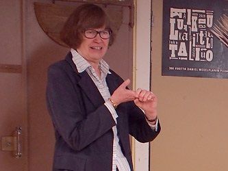 Marjatta Stenius-Kaukonen ja Li Andersson Luopioisissa.