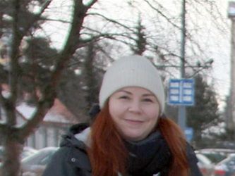 Kangasalan torilla 22.1.22: Alli Vähätiitto, 103, Toni Ilmaniemi, 23, ja Timo Rautanen, 76. Kuva: Pertti Salo 